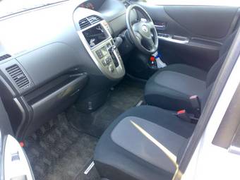 2005 Toyota Ractis Images