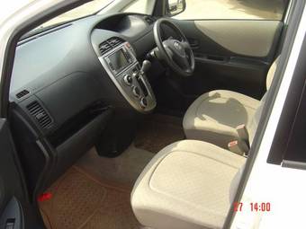 2005 Toyota Ractis Pics