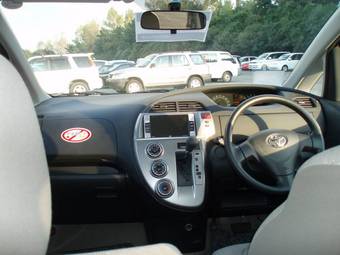 2005 Toyota Ractis Pics