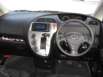 2005 Toyota Ractis Images