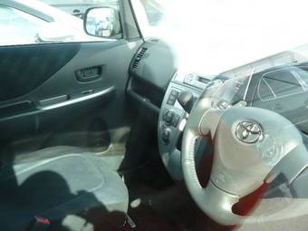 2005 Toyota Ractis Pictures