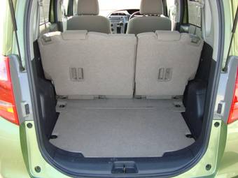 2005 Toyota Ractis Pictures