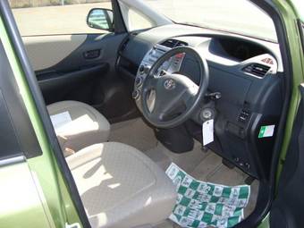 2005 Toyota Ractis Images