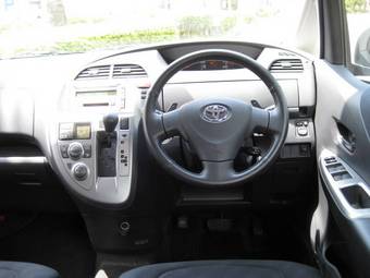 2005 Toyota Ractis Images