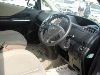 2005 Toyota Ractis Photos
