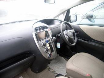 2005 Toyota Ractis Photos