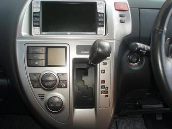 2005 Toyota Ractis Pictures