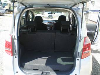 2005 Toyota Ractis Images