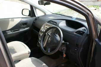 2005 Toyota Ractis Photos