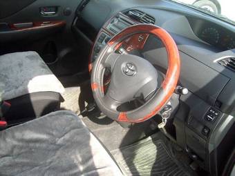 2005 Toyota Ractis Photos