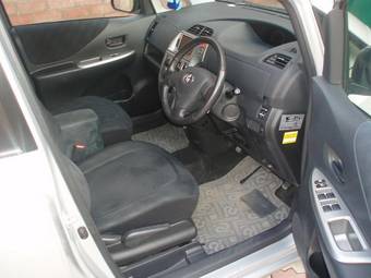 2005 Toyota Ractis Photos
