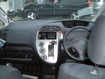2006 Toyota Ractis Images