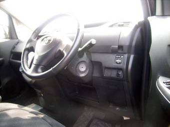 2006 Toyota Ractis Photos