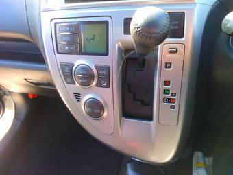 2010 Toyota Ractis Pictures
