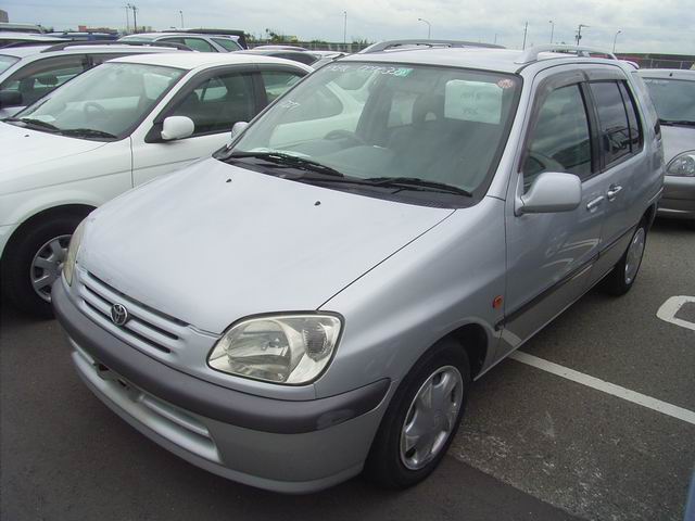 1998 Toyota Raum Photos