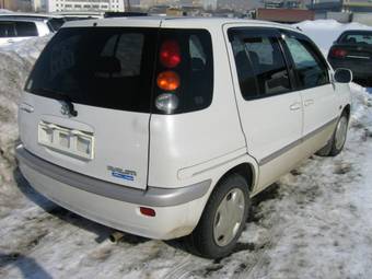 1998 Toyota Raum Photos