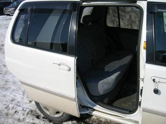 1998 Toyota Raum Photos
