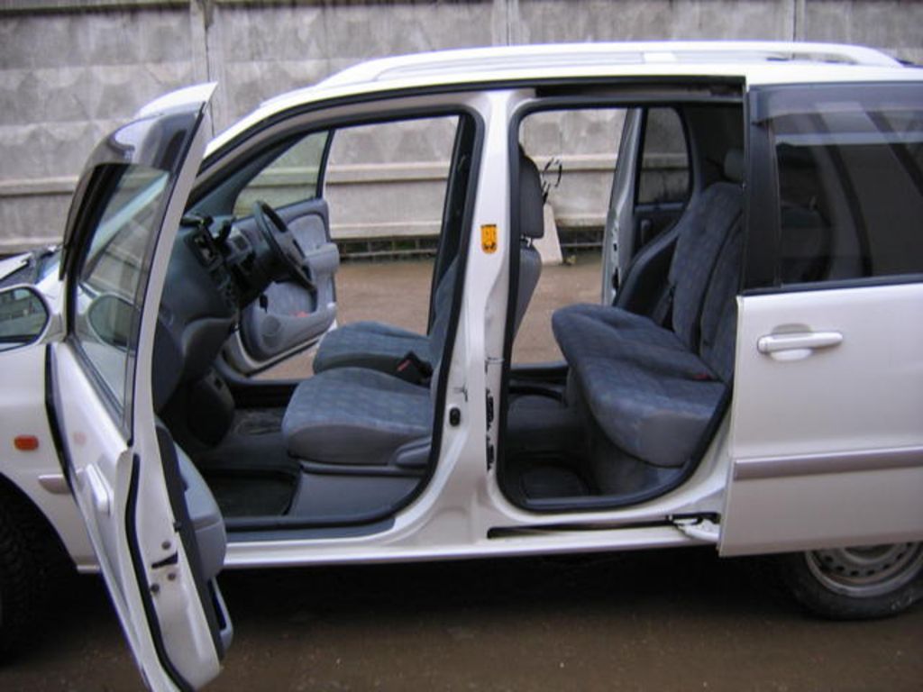 1999 Toyota Raum