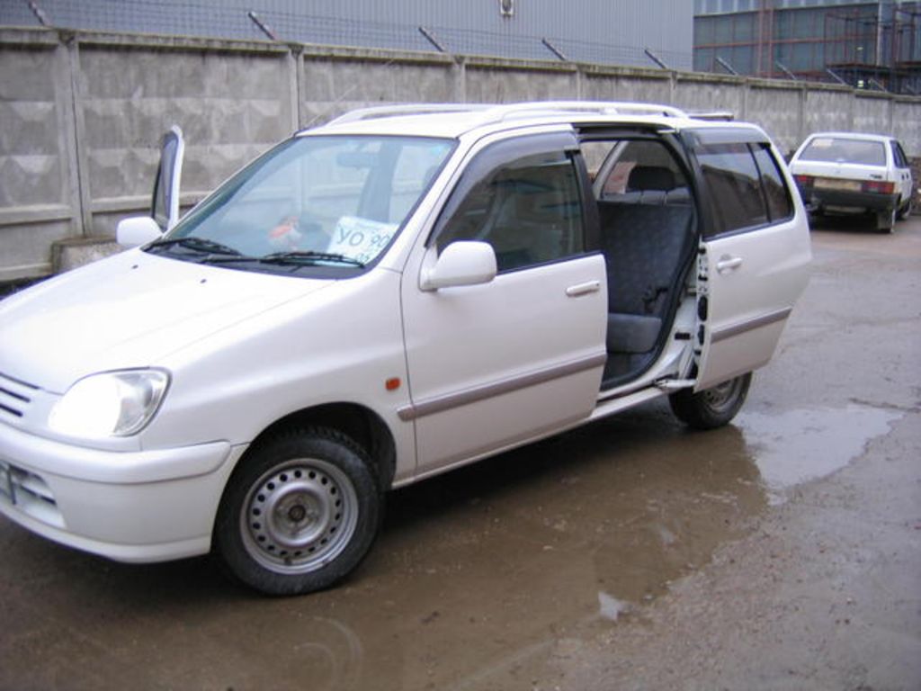 1999 Toyota Raum