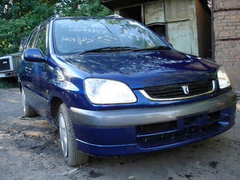 1999 Toyota Raum Photos