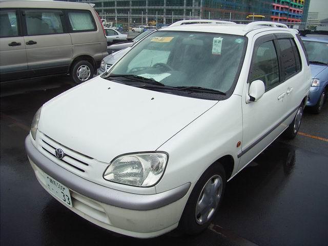 1999 Toyota Raum Pictures