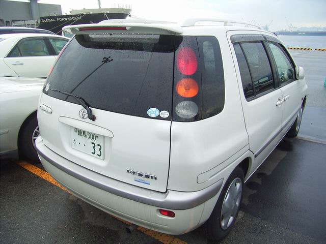 1999 Toyota Raum Photos