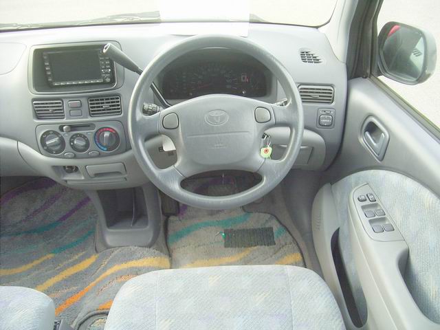 1999 Toyota Raum Pictures