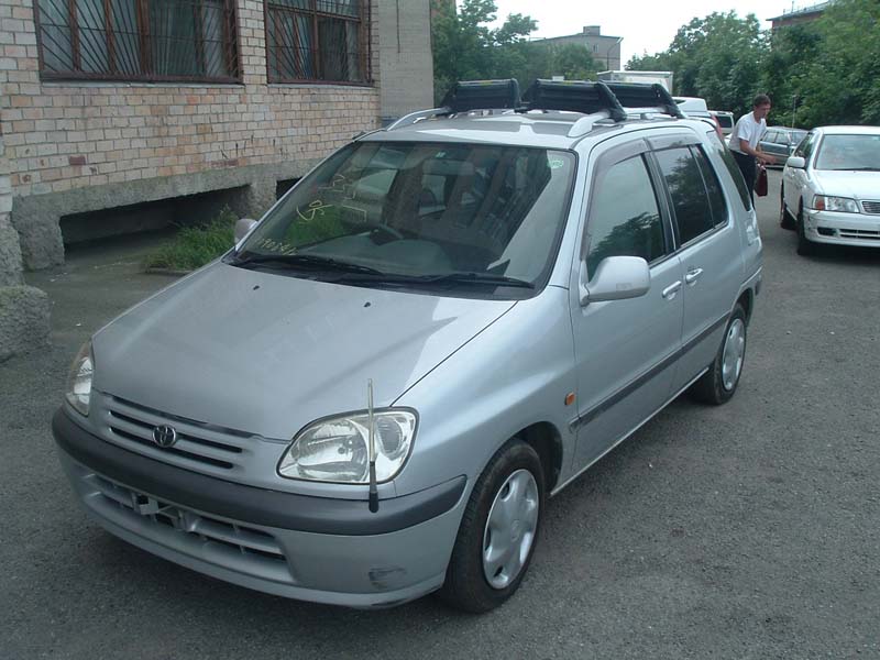 1999 Toyota Raum Photos