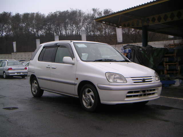 1999 Toyota Raum Pictures