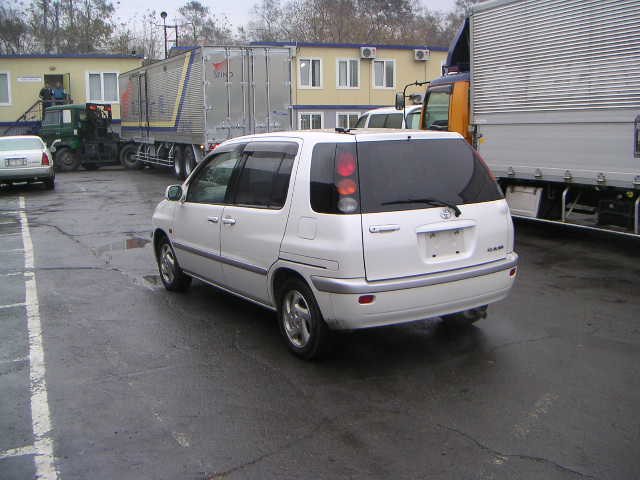 1999 Toyota Raum Photos