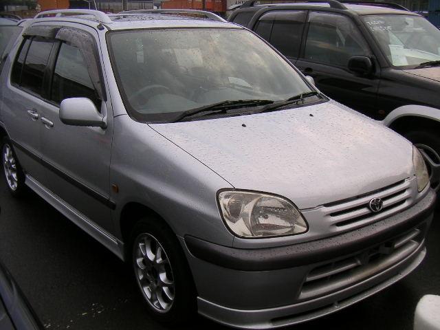 1999 Toyota Raum Pictures