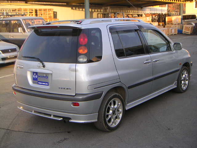 1999 Toyota Raum Pictures