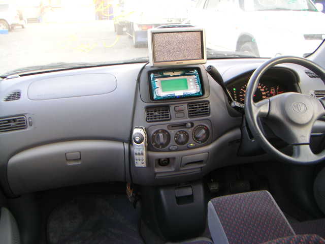 1999 Toyota Raum Pictures