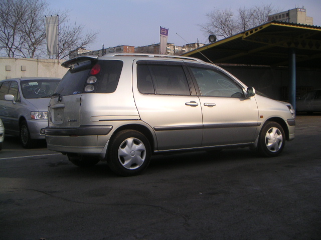 1999 Toyota Raum Photos