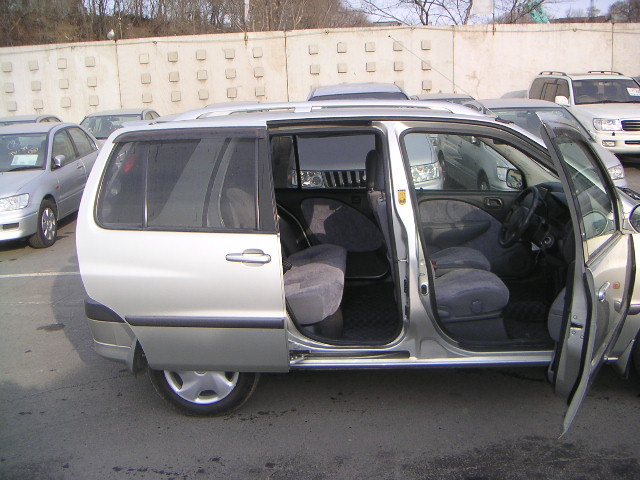 1999 Toyota Raum Pictures