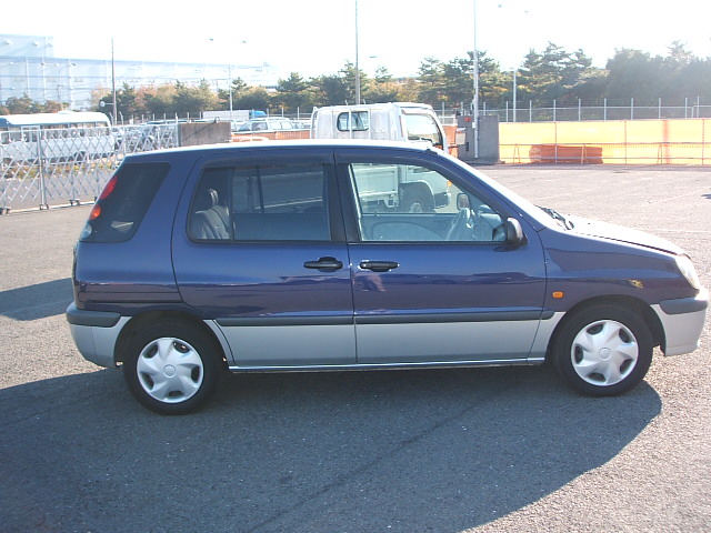 1999 Toyota Raum Pictures