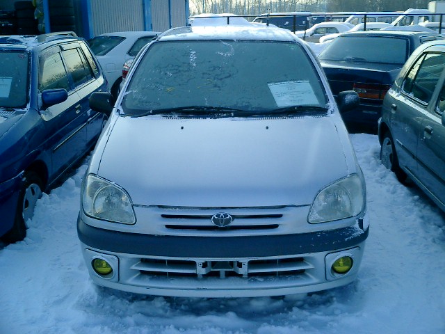1999 Toyota Raum Photos
