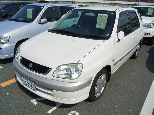 1999 Toyota Raum Images