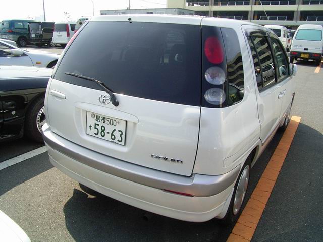 1999 Toyota Raum Pictures