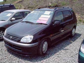 1999 Toyota Raum Pictures