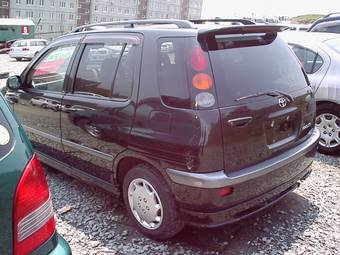 1999 Toyota Raum Photos