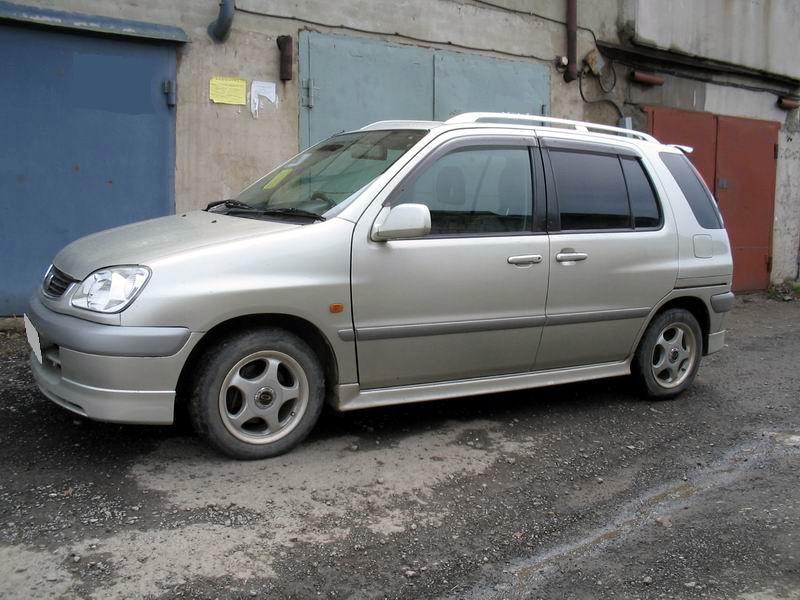 2000 Toyota Raum