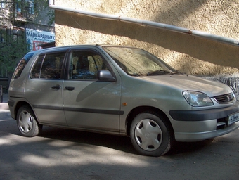 2000 Toyota Raum