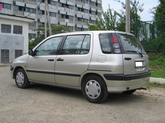 2000 Toyota Raum