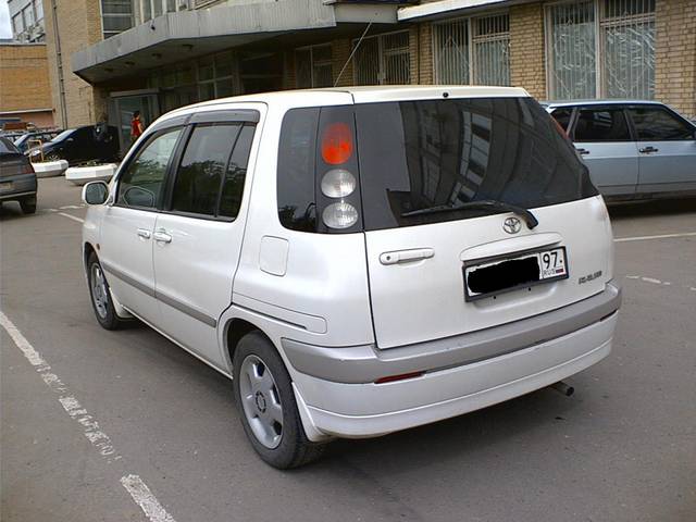 2000 Toyota Raum