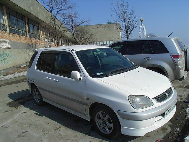 2000 Toyota Raum