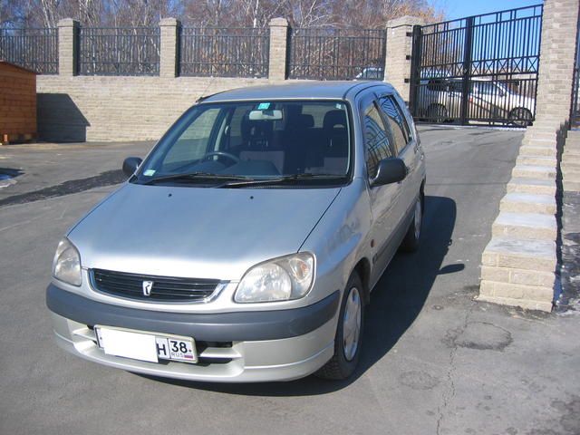 2000 Toyota Raum