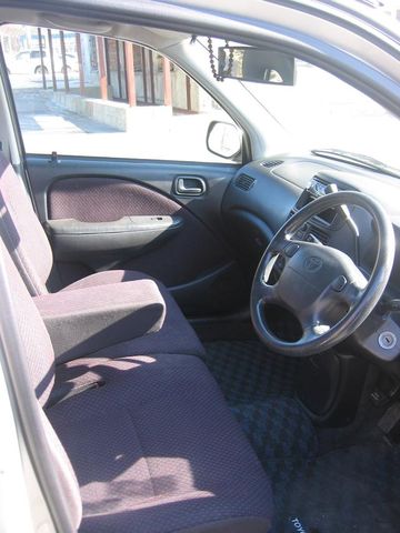 2000 Toyota Raum