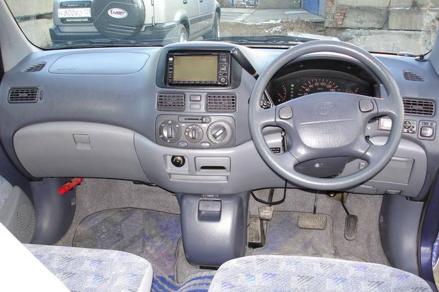 2000 Toyota Raum