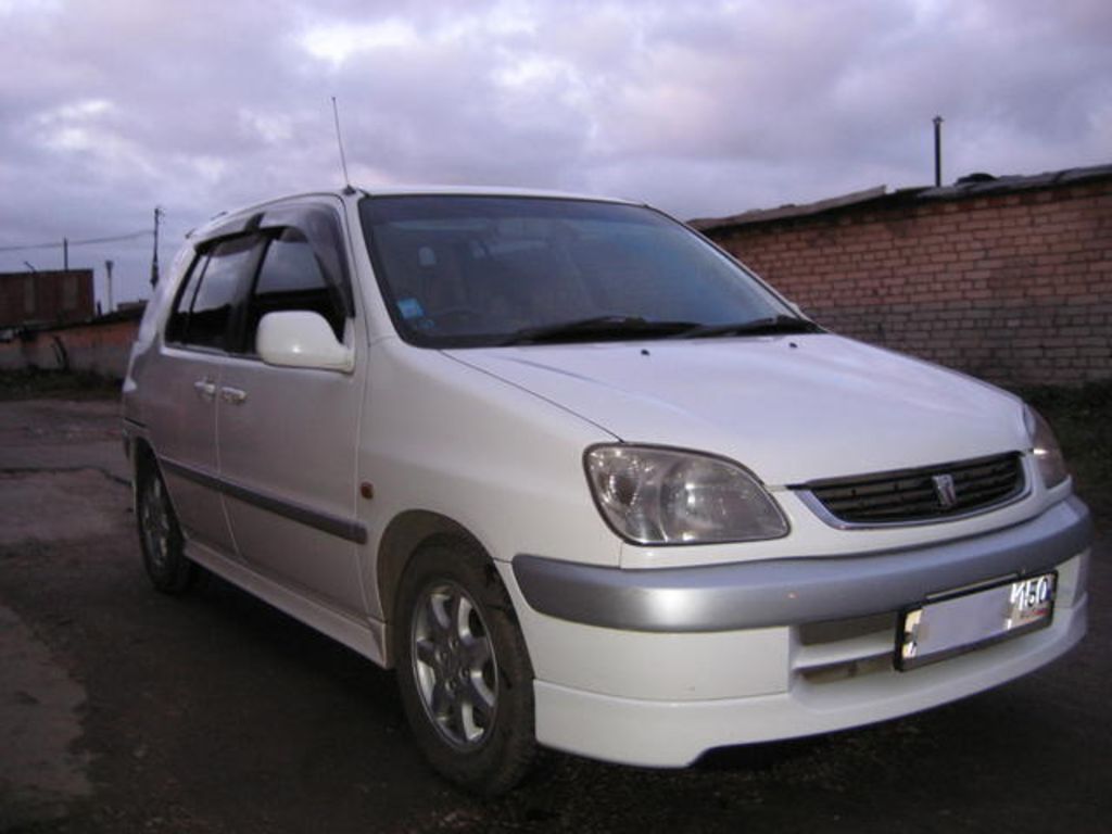 2000 Toyota Raum